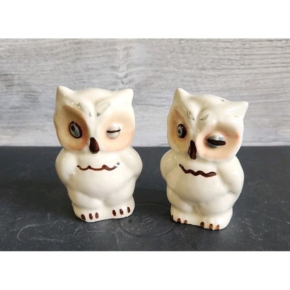 Vintage salt‎ and pepper shakers ceramic Winking Owls D4
